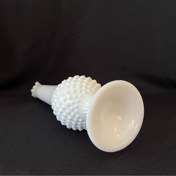 Swung Vase - Footed - 9 fingers - Fenton Hobnail Milk Glass - Vintage - Picture 7 of 9